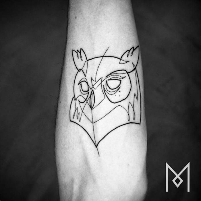 buhó lineal tatuado en el antebrazo, ideas de tatuajes geométricos y lineales en el antebrazo, tatuajes originales con animales 