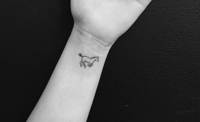 tatuajes minimalistas de animales, diseños de tatuajes con animales con un fuerte significado, tatuaje caballo en la muñeca 