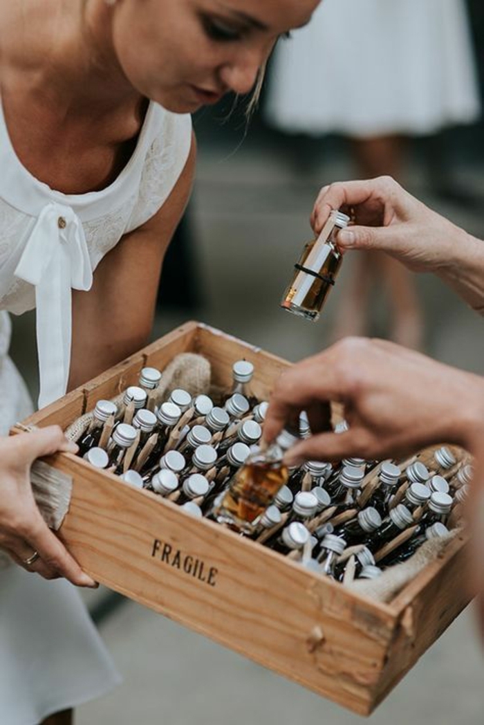 geniales ideas de detalles de boda para hombres y mujeres, mini botellas llenas de alcohol para regalar a tus invitados 