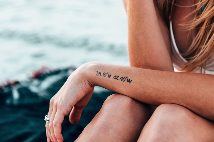código tatuado en el brazo mujer, tatuajes en estilo old school, tatuajes minimalistas para las personas que aman los viajes 