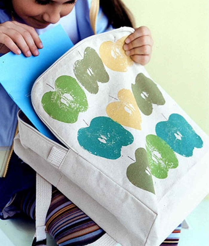 manualidades sencillas para niños y fáciles de hacer, mochilla decorada con huellas de manzanas con pintura en diferentes colores