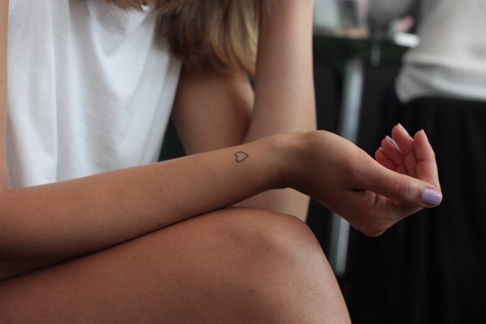 pequeño corazón tatuado en la muñeca, ideas de tatuajes que signifiquen amor, tatuajes minimalistas para mujeres 