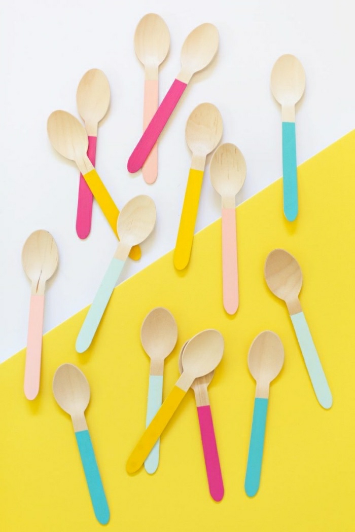 ideas para hacer manualidades en casa con tu pequeño, cucharas de madera pintadas en colores vibrantes, originales ideas DIY 