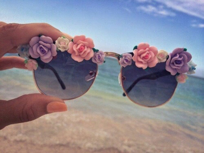 ideas de manualidades caseras originales, gafas decoradas para el verano con motivos florales en rosado, blanco y lila 