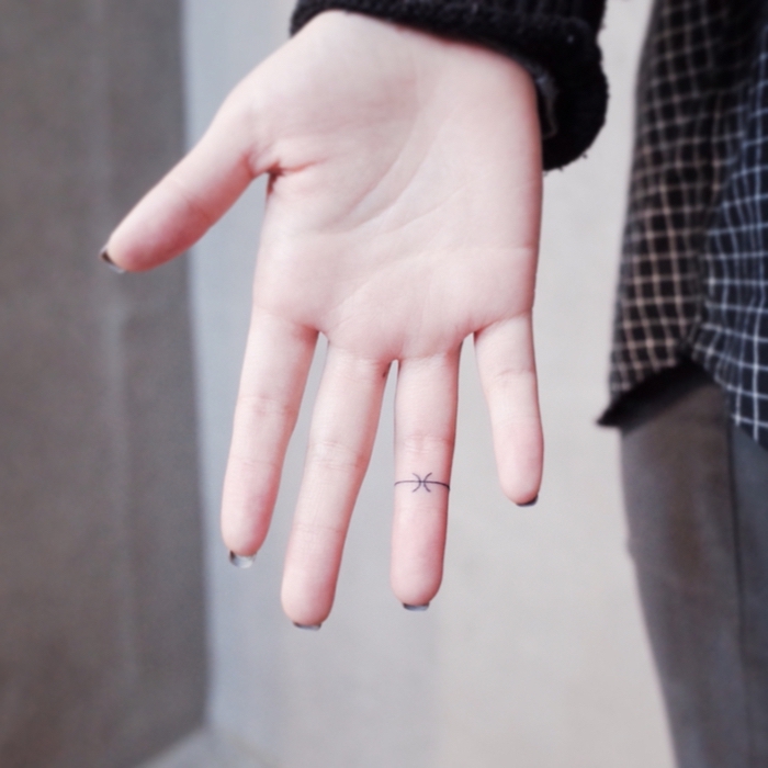 tatuaje anillo delicado en el dedo anular, tatuajes minimalistas con significado, ideas de diseños delicados para mujeres 