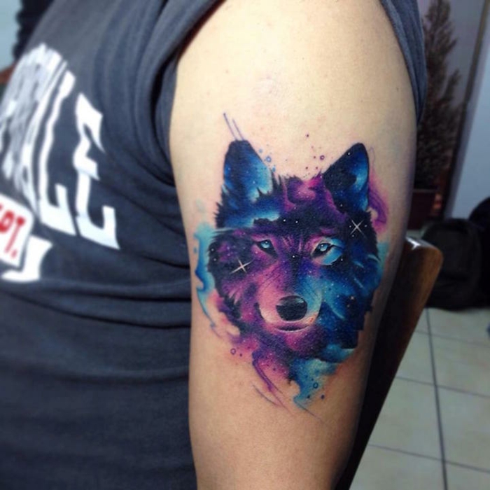 tatuajes que signifique fuerza y superación, tatuaje lobo en el brazo en colores originales, diseños de tattoos en acuarela 