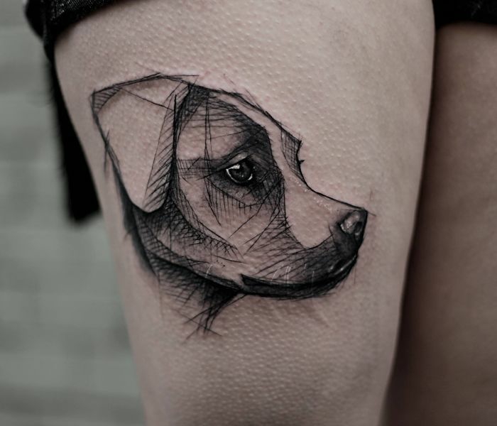 diseños de tatuajes realistas en estilo esbozado, tatuajes esbozados en la pierna, significado de los tatuajes de perro 