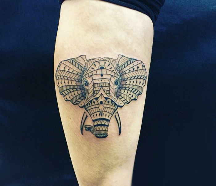 tatuaje elefante ornamentado en el antebrazo, bonitos diseños de tatuajes familia, tatuajes para suerte originales 