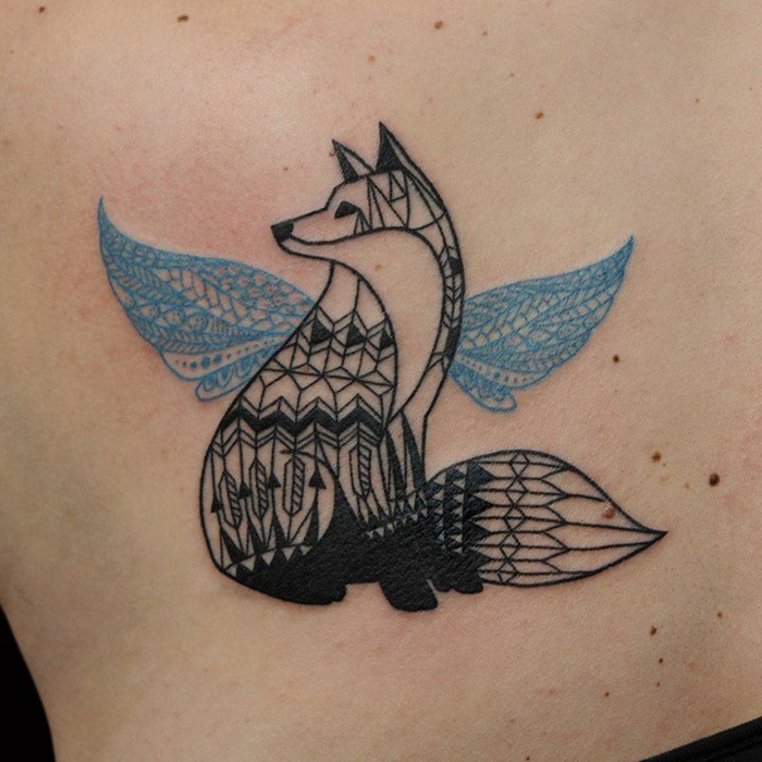 precioso diseño de tatuaje en la espalda con zorro y ornamentos geometricos, tatuajes de animales geometricos simbolicos