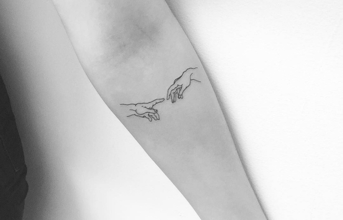tatuajes pequeños para mujer con un fuerte signfiicado, tatuaje dos manos, ideas de diseños de tatuajes que inspiran 
