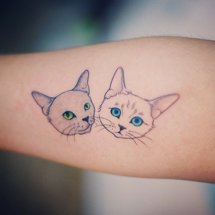tatuajes de gatos, adorable propuesta tatuajes de gatos con ojos en colores neón, tatuajes personalizados con fuerte significado 