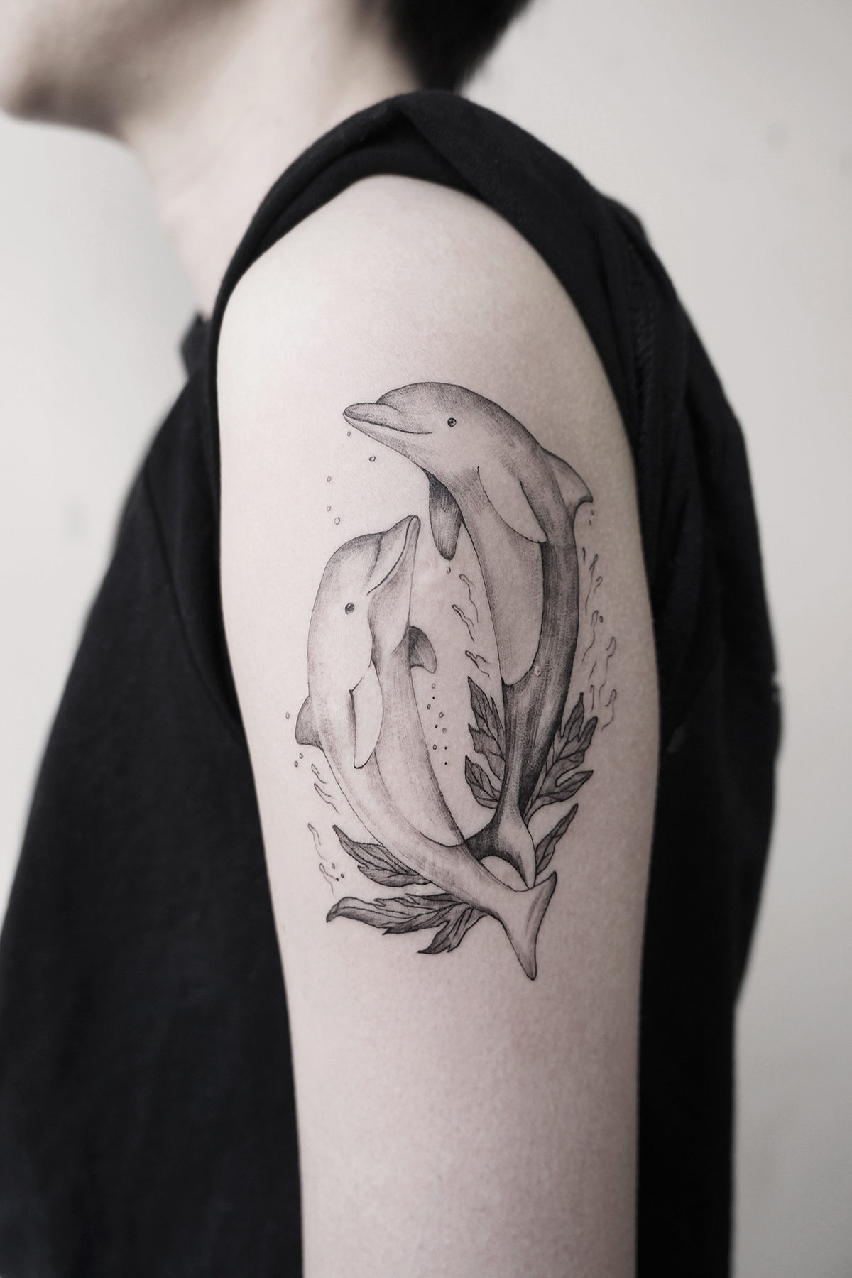ideas de diseños tatuajes para hombres en el brazo, tatuaje de dos delfines en el brazo, los mejores diseños de tattoos de animales 