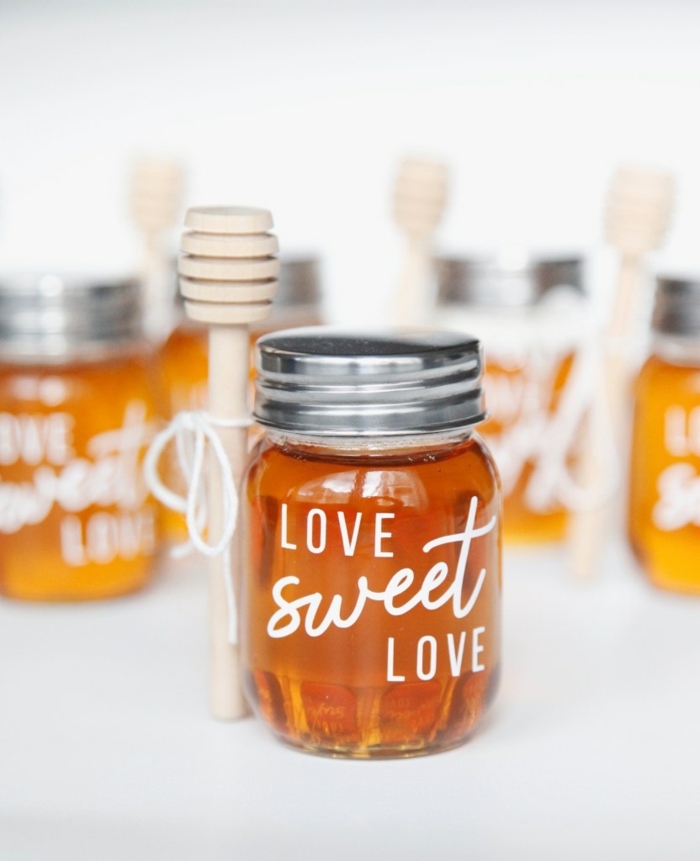 pequeños frascos de miel para regalar a tus invitados, detalles de boda baratos y personalizados, originales ideas de regalos DIY