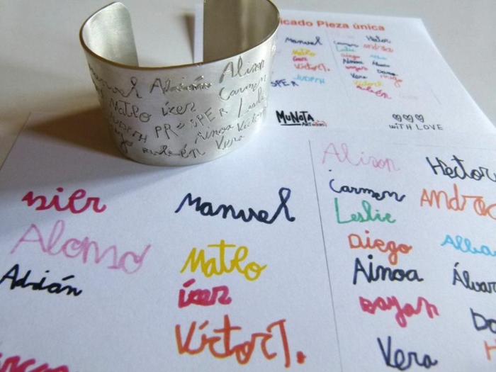 interesantes ideas de regalos profesoras infantil, pulseras para profesoras, pulsera personalizada con los nombres de cada niño 