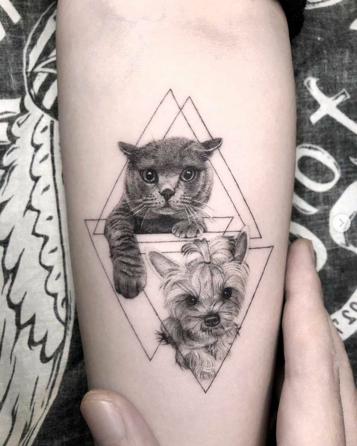 precioso diseño de tatuaje geométrico con gato y perro en estilo realista, triangulos invertidos, fotos de tatuajes geométricos 