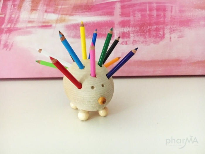 ideas simpáticas de regalos profesoras infantil, geniales propuestas de regalos DIY, lapicero en forma de erizo hecho de madera