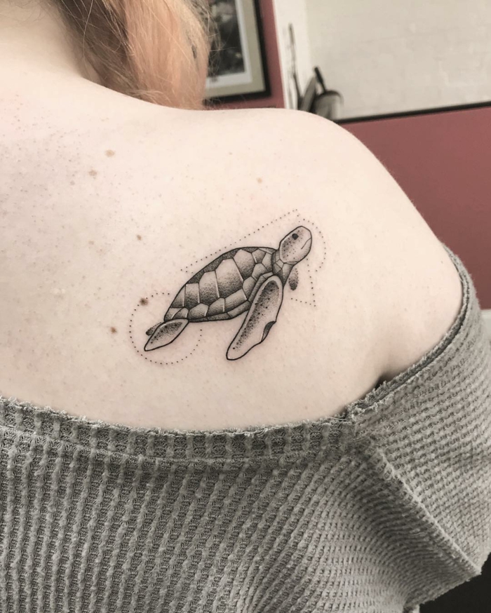 pequeño tatuaje tortuga en la espalda con motivos geométricos, fotos de diseños de tatuajes que signifiquen sabiduría