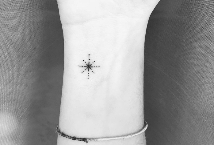 estrella de tamaño pequeño tatuada en la muñeca, los mejores diseños de tatuajes en estilo minimalista, tattoos chicos