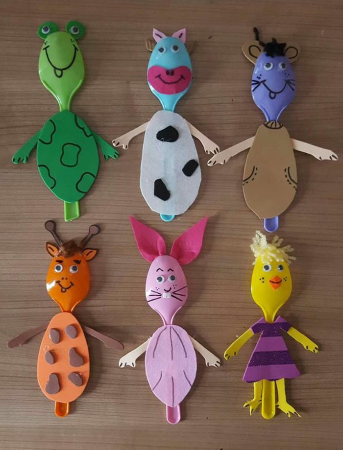 mini animales hechos de cucharas de plástico recicladas y trozos de fieltro, ideas de manualidades sencillas para niños