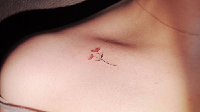 hermosa flor en color rojo tatuada en el hombro, tatuajes minimalistas super delicados, ideas de tattoos unicas y bonitas 