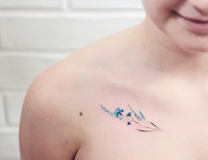 flores-color-azul-tatuaje-en-el-hombro-pequeños-detalles-tatuados-en-la-piel-tatuajes-bonitos-y-simbolicos-diseños-originales tatuajes chicos con flores para mujeres, diseños de tatuajes bonitos que inspiran, significado de los tatuajes con flores