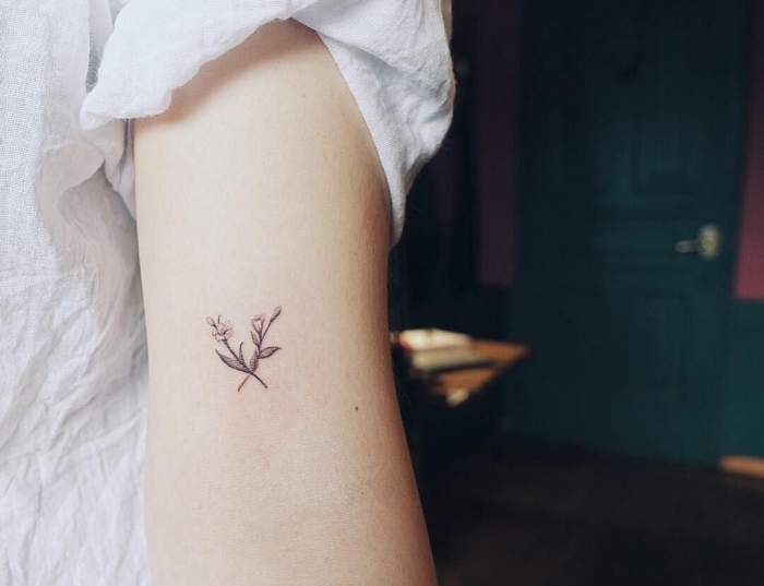 ejemplos de tatuajes chicos en 90 imagines, bonito tatuaje con flores, diseños muy pequeños y elegantes que enamoran