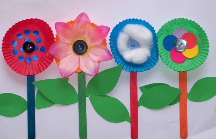 manualidades sencillas para niños con materiales de reciclaje, flores hechas a mano para decorar la casa, manualidades para regalar 