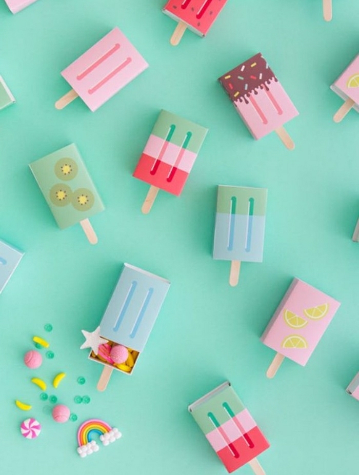 manualidades sencillas para niños y adultos, cajas pequeñas decoradas en forma de helado y en colores pasteles 