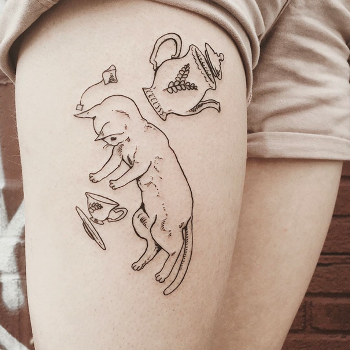 preciosos diseños con fuerte significado, diseño en la cadera original con gato, tatuajes con significado bonitos y originales 