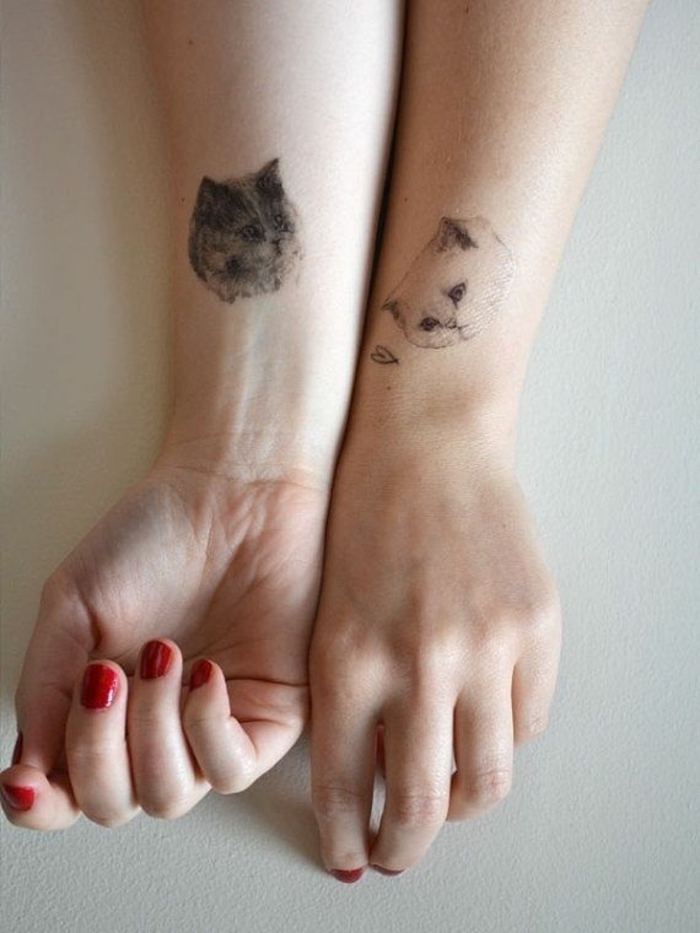 ideas de tatuajes para hermanas y mejores amigas, tatuajes con significado originales, diseños de tatuajes minimalistas con gatos 