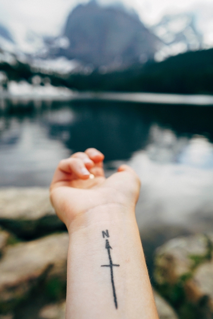 tatuaje para los amantes de los viajes, fotos de naturaleza con lago y montañas y precioso tatuaje en estilo minimalista 