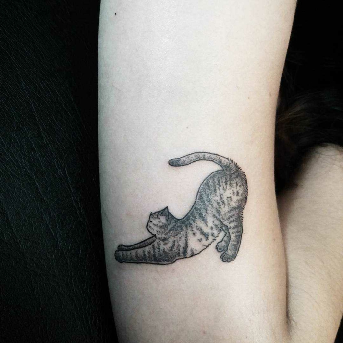 adorable diseño con gato en el antebrazo, ideas de tatuajes de mascotas originales, tatuaje pequeño en el antebrazo 
