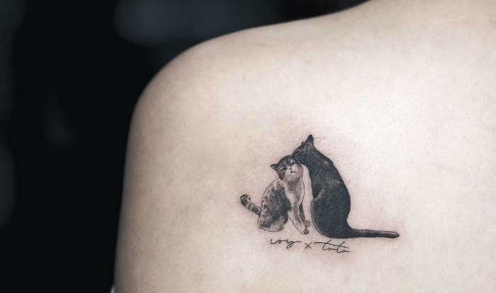tatuajes de mascotas con nombres, diseños de tatuajes originales en la espalda, pequeños tatuajes de gatos que enamoran 