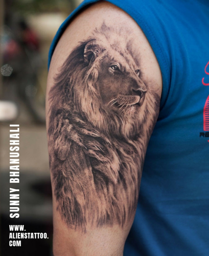 tatuajes león en el brazo, tatuajes brazo hombre con animales salvajes que se relacionan con fuerza y superación, grande tattoo en el brazo 