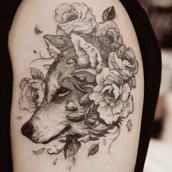 precioso diseño tatuaje perro con motivos florares, tatuajes brazo hombre originales, tatuajes de mascotas bonitos