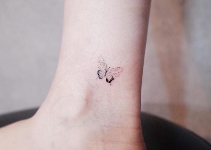 pequeña mariposa tatuada en el tobillo, galería de fotos inspiradoras de tatuajes, tatuaje pantorrilla mujer, diseños discretos