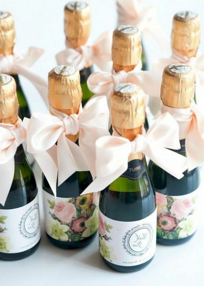 botellas de champán decoradas de manera encantadora, ideas de regalos originales baratos, bebidas para regalar a tus amigos y familiares 