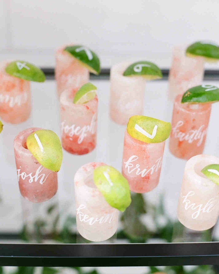 copas de chupitos en color mármol con los nombres de los invitados, ideas sobre que regalar en una boda en fotos 