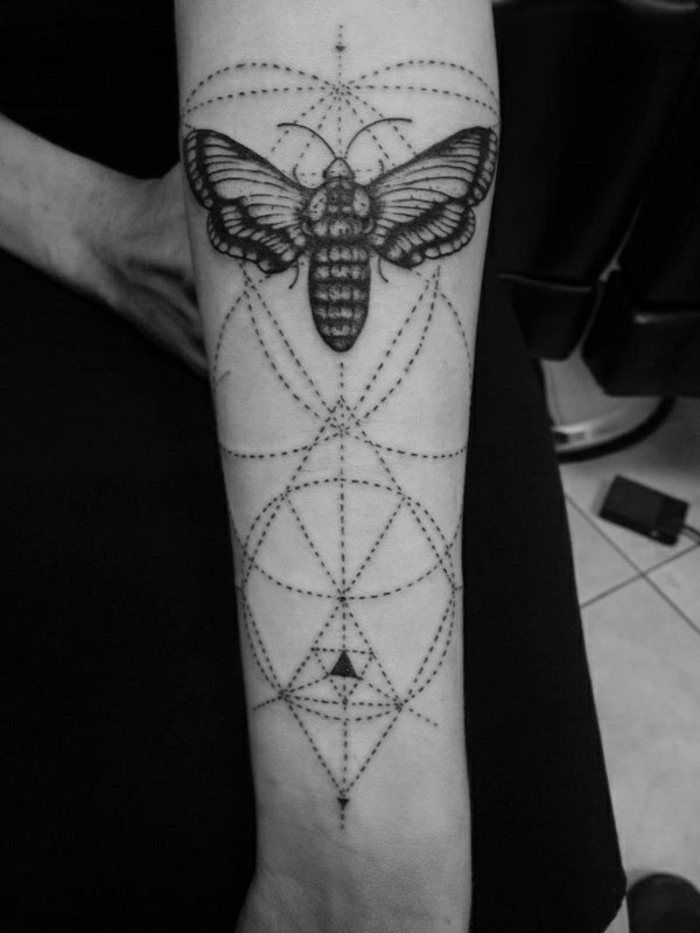 tatuajes con significado geométricos, diseño de tatuaje antebrazo entero, tatuajes que signifiquen fuerza y superacion