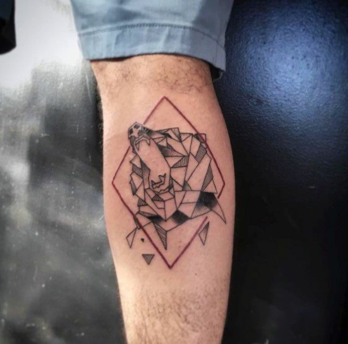 tatuaje geométrico en el antebrazo, ejemplos de tatuajes para hombres en el brazo, fotos de tattoos con elementos geometricos 