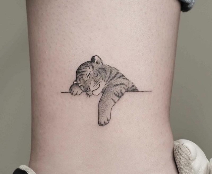 pequeño-tigre-diseños-simpatico-en-el-tobillo-tatuajes-discretos-y-bonitos-tatuaje-animal-adorable-tigre-pequeños-tatuajes ejemplos de tatuajes pequeños hombre, tatuajes con animales chicos, diseños de tatuajes especiales, pequeños detalles tatuados en el tobillo