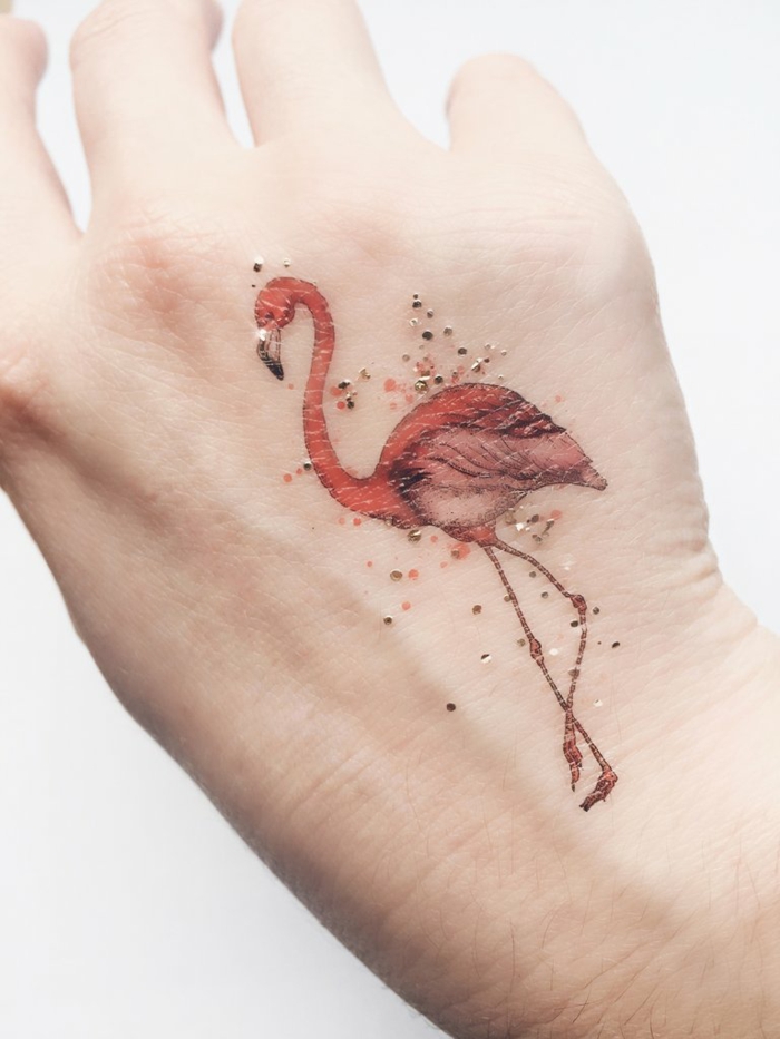 adorable diseño tatuajes en la mano en estilo minimalista, tatuaje flamenco en colores, diseños de tatuajes simbolicos