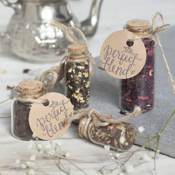 mini botellas con diferentes tipos de té, ideas de detalles de boda originales y utiles, más de 90 fotos de regalos pequeños simbólicos