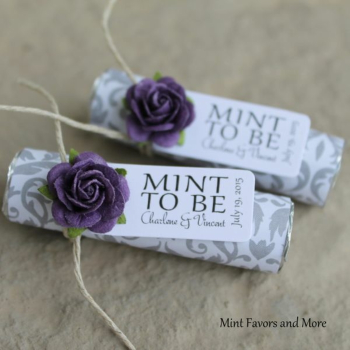caramelos personalizados para regalar en tu boda, ideas de regalos unicos para hombres y mujeres, caramelos adornados de flores 