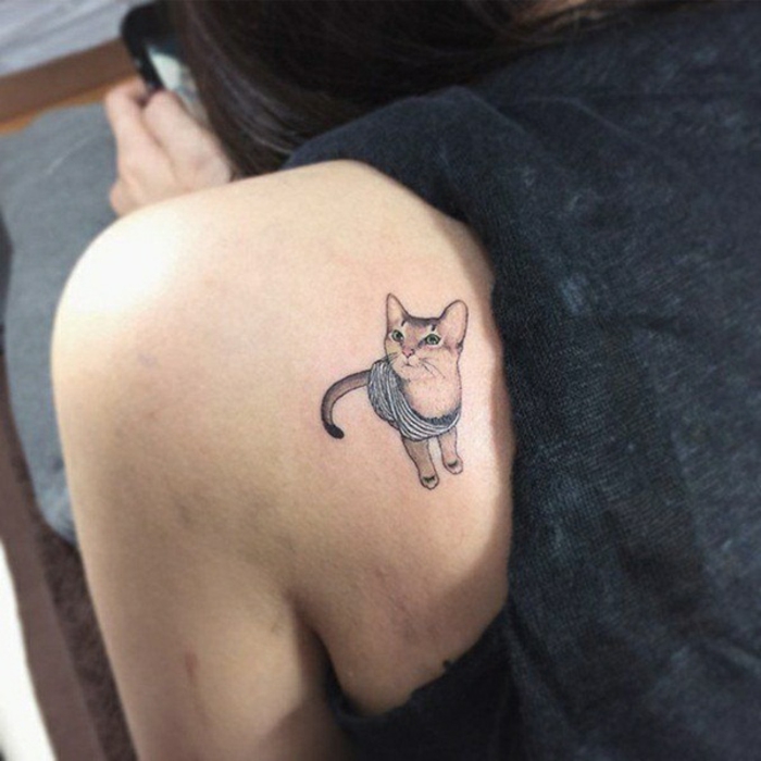precioso tatuaje en la espalda, gato dibujado en estilo realista, pequeño diseño de tattoo en la espalda, tatuajes de mascotas 