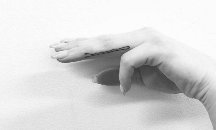 propuestas-de-tatuajes-minimalistas-horquilla-tatuada-en-el-dedo-anular-tatuajes-en-el-dedo-mujer-uñas-largas super originales ideas de tatuajes de mujer tatuajes elegantes, horquilla tatuada en el dedo anular, diseños inusuales