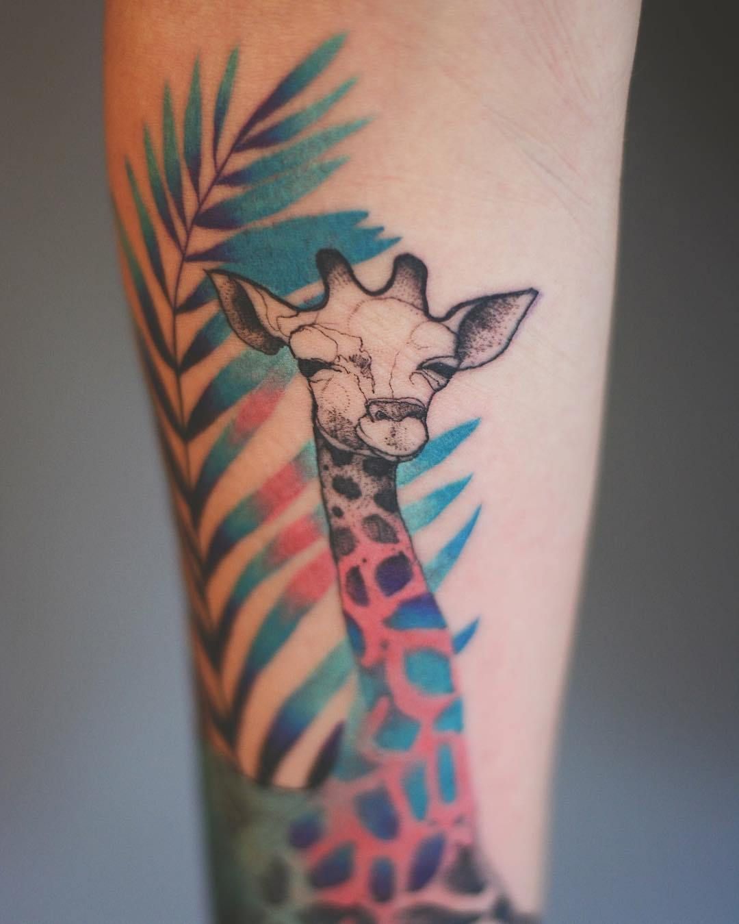 ideas de tatuajes con significado originales, tatuajes en acuarela en el antebrazo, tatuaje jirafa con hojas de palmera 