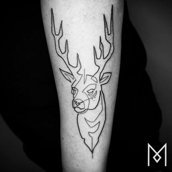 tatuaje ciervo lineal en el antebrazo, diseños de tattoos de una sola línea continua, ideas para tatuajes originales 