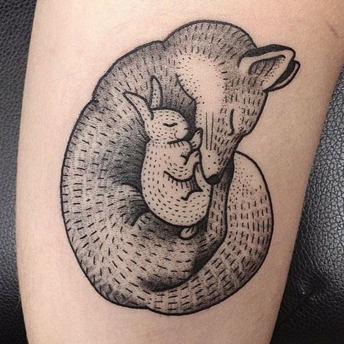 bonito diseño de tattoo con fuerte significado, precioso tatuaje de zorro conejo, pequeños detalles tatuados en la piel con simbolismo 