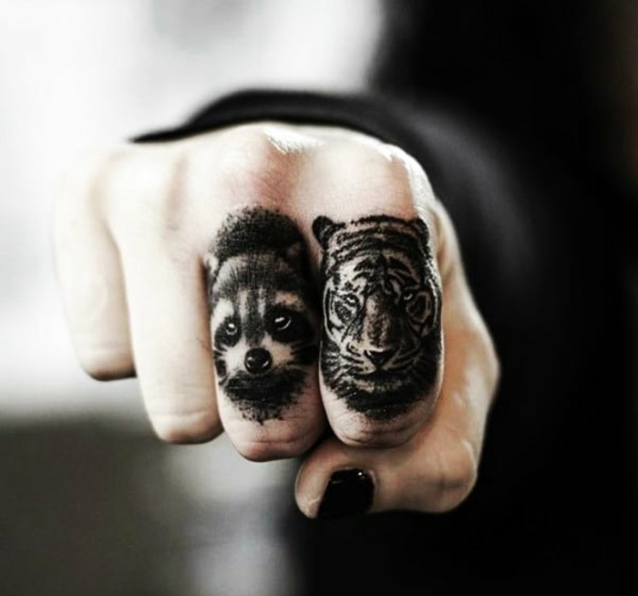 tatuajes para hombres con animales, dos animales tatuados en los dedos, pequeños tatuajes con significado para hombres y mujeres 